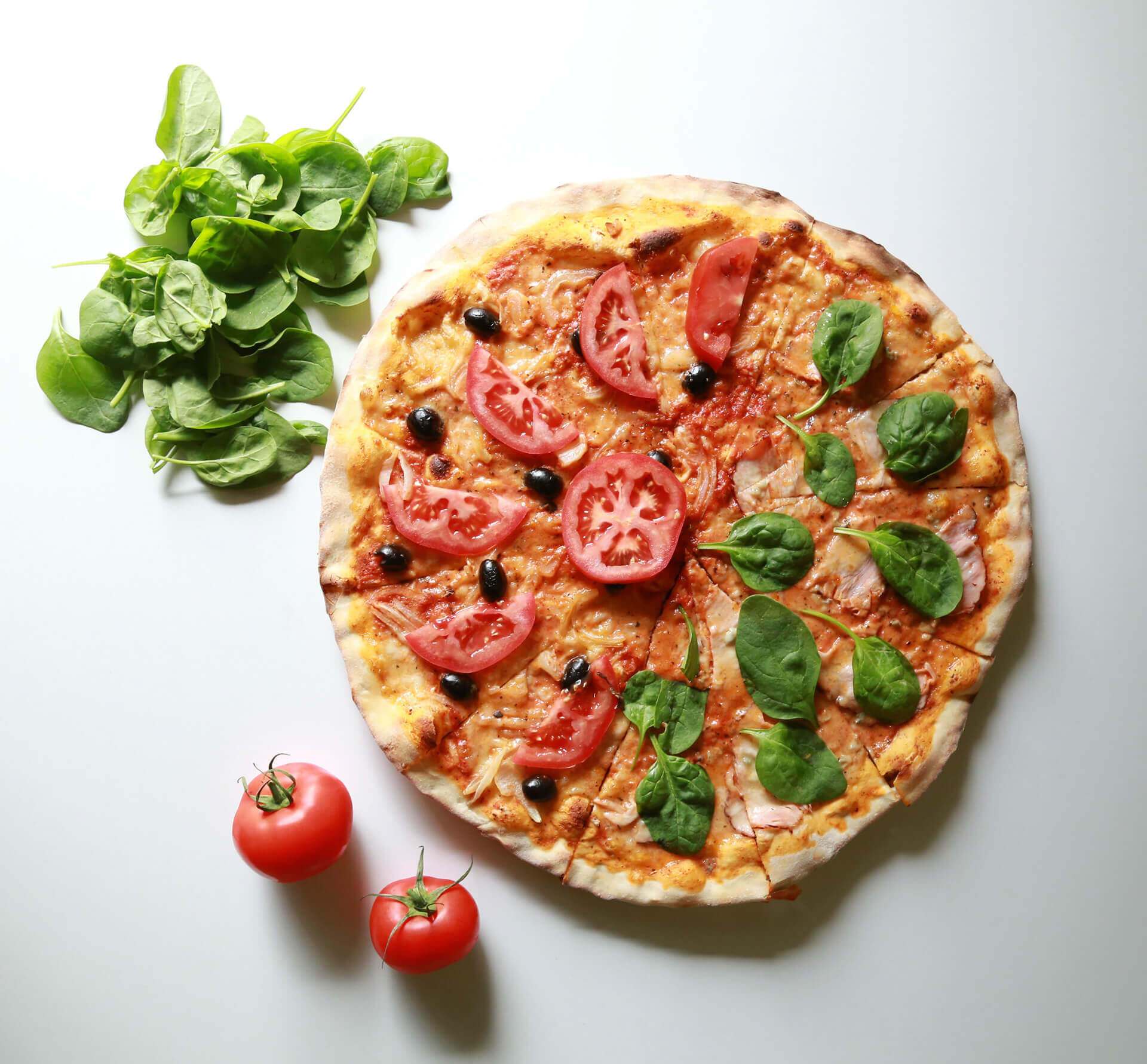 Pizza z serem i pomidorami