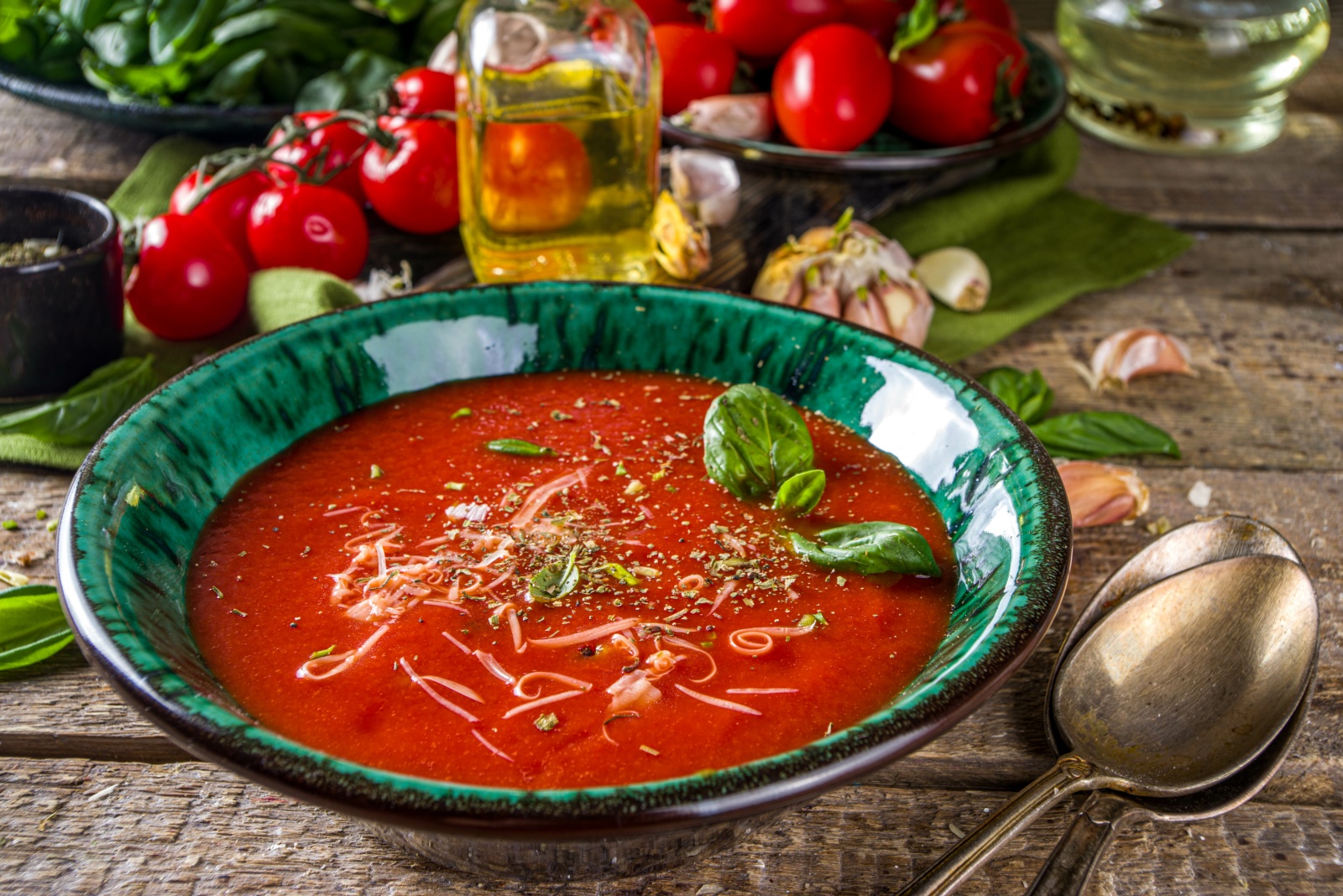 Zupa pomidorowa z zielonymi kluseczkami